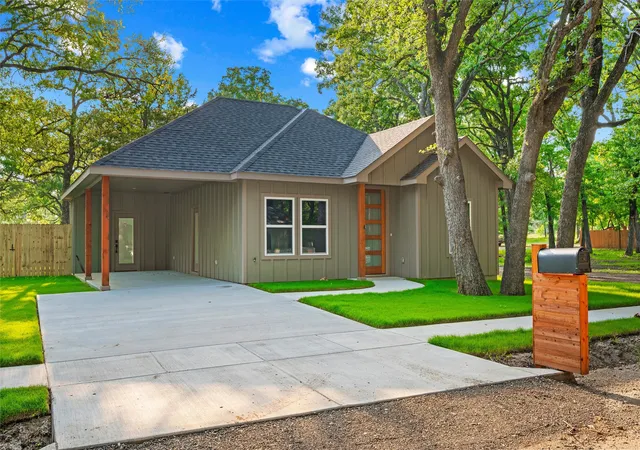 Photo 2 of Single family home for sale at 123 Seagrove Ln, Quinlan, TX 75474 | MLS# 21210780 | Listing updated on 2026-08-26