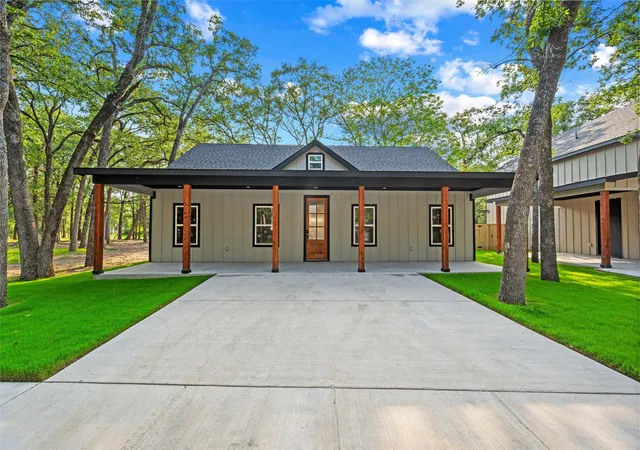 Photo 1 of Single family home for sale at 203 Seagrove Ln, Quinlan, TX 75474 | MLS# 21210379 | Listing updated on 2026-08-26