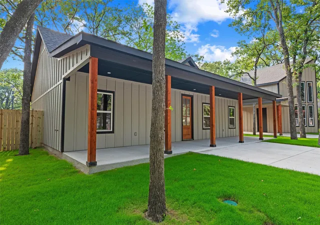 Photo 3 of Single family home for sale at 203 Seagrove Ln, Quinlan, TX 75474 | MLS# 21210379 | Listing updated on 2026-08-26