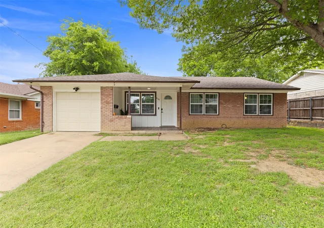 2nd image of 434 W Phillips Ct, Grand Prairie, TX 75051 | MLS# 21237997