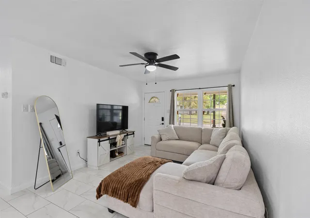 4th image of 434 W Phillips Ct, Grand Prairie, TX 75051 | MLS# 21237997