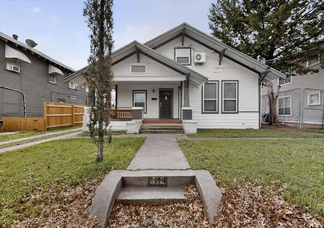 1st image of 812 Centre St, Dallas, TX 75208 | MLS# 21222328