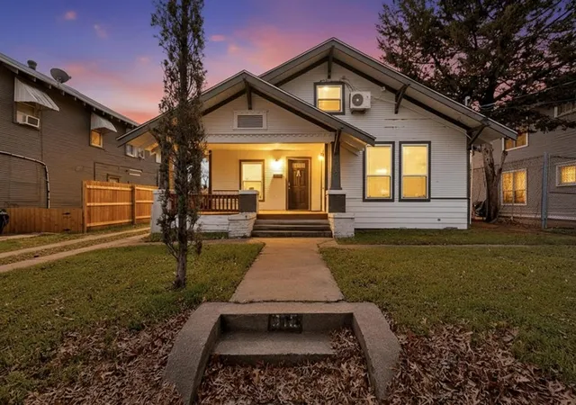 2nd image of 812 Centre St, Dallas, TX 75208 | MLS# 21222328