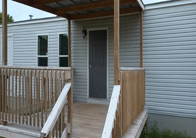 Photo 4 of Manufactured home for sale at 6102 S Lakeside Hills Ct, Granbury, TX 76048 | MLS# 21238703 | Listing updated on 2026-09-30