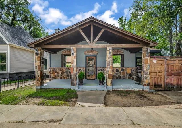 Photo 2 of Single family home for sale at 900 E Hubbard St, Mineral Wells, TX 76067 | MLS# 21231886 | Listing updated on 2026-08-17