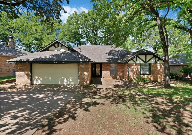 Photo 2 of Single family home for sale at 5715 Trail Crest Dr, Arlington, TX 76017 | MLS# 21237631 | Listing updated on 2026-07-06