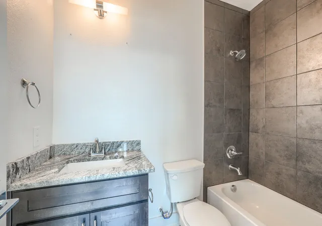 Listing Photo 5 - Condo for sale in building located at 13325 Bee St, Farmers Branch, TX 75234 - Unit #406