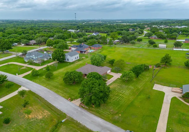 Photo 4 of Sale Pending at 6100 Autumn Breeze Cir, Fort Worth, TX 76140 | MLS# 21239126 | Listing updated on 2026-07-27