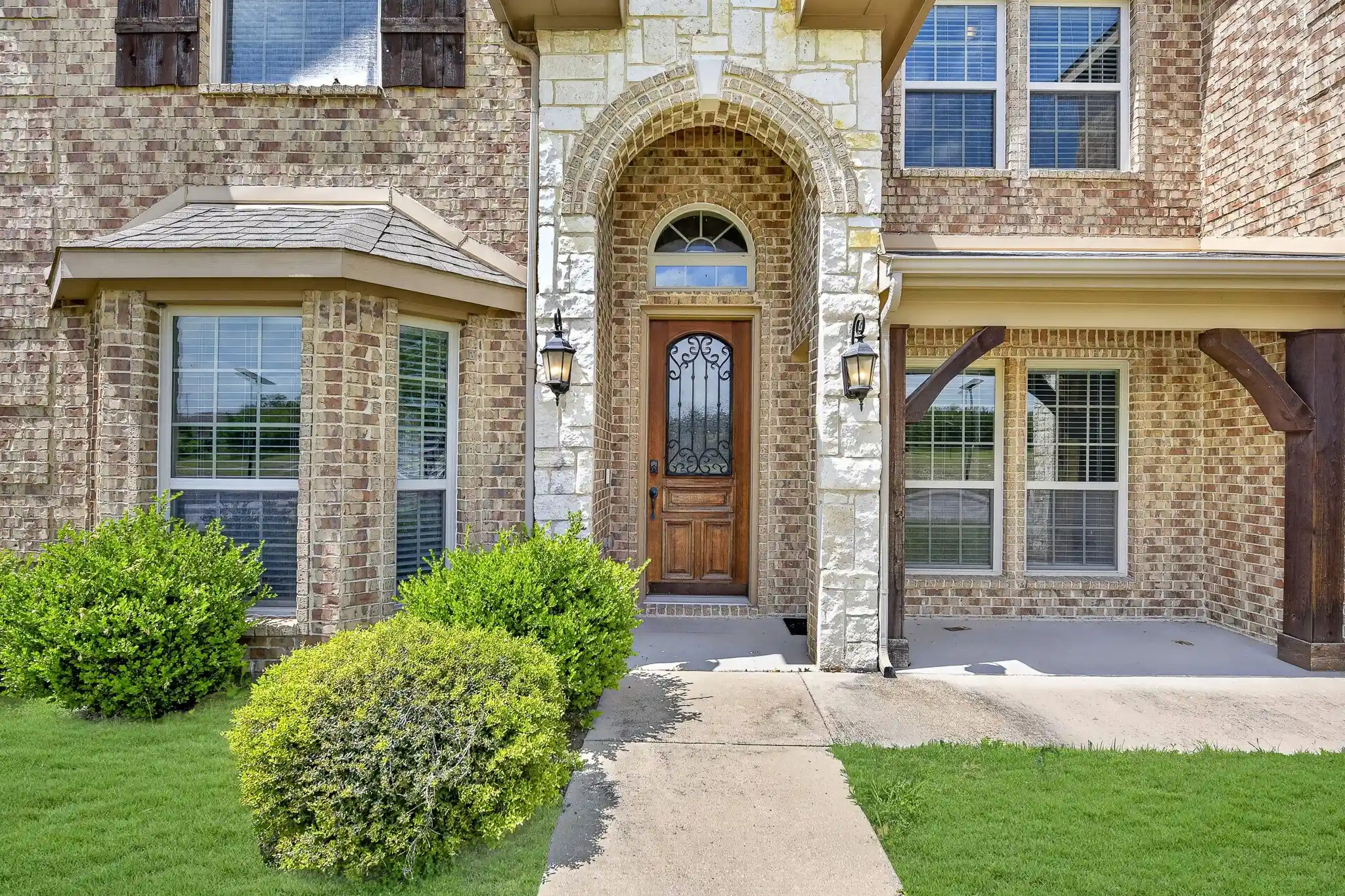 Photo 1 of Single family home for sale at 127 Lake Trail Dr, Red Oak, TX 75154 | MLS# 21239708 | Listing updated on 2026-10-21
