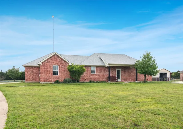 Photo 1 of Single family home for sale at 949 Stephen Ct, Farmersville, TX 75442 | MLS# 21238555 | Listing updated on 2026-07-10