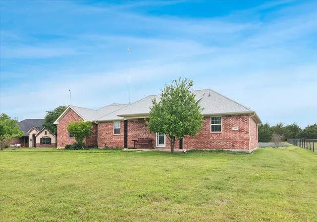 Photo 2 of Single family home for sale at 949 Stephen Ct, Farmersville, TX 75442 | MLS# 21238555 | Listing updated on 2026-07-10