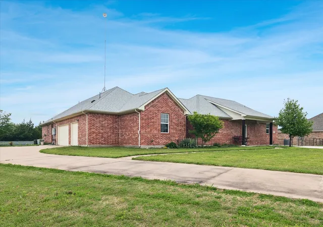 Photo 3 of Single family home for sale at 949 Stephen Ct, Farmersville, TX 75442 | MLS# 21238555 | Listing updated on 2026-07-10