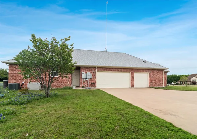 Photo 3 of Single family home for sale at 949 Stephen Ct, Farmersville, TX 75442 | MLS# 21238555 | Listing updated on 2026-07-10
