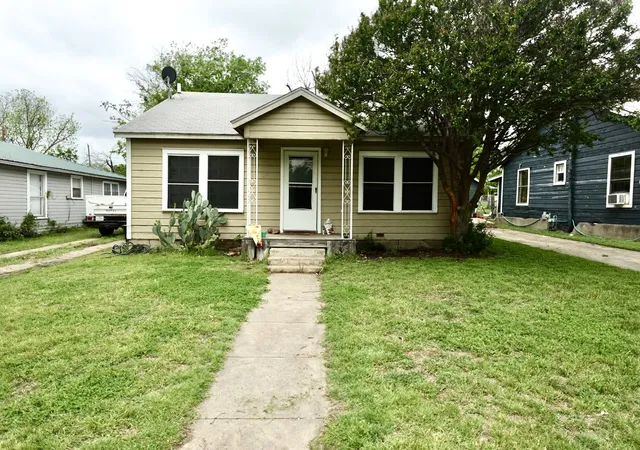 Homes for sale in Comanche, TX | 107 S Williams Dr, Comanche, TX 76442 | MLS# 21239899
