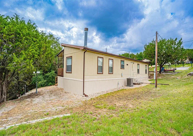 Homes for sale in Granbury, TX | 2717 Creek Dr, Granbury, TX 76048 | MLS# 21238435