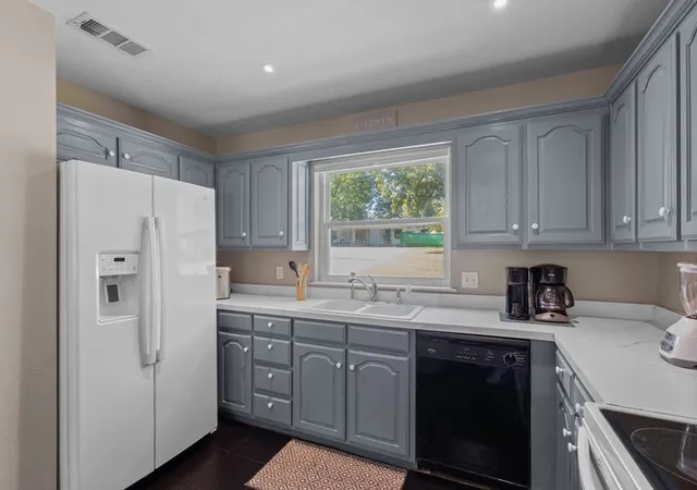 Photo 4 of Single family home for sale at 124 Peninsula Point Ter, Mabank, TX 75156 | MLS# 21240134 | Listing updated on 2026-09-23