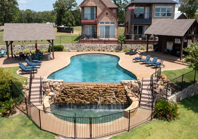 Photo 4 of Townhouse for sale at 124 Marina Dr, Mabank, TX 75156 | MLS# 21235258 | Listing updated on 2026-07-22