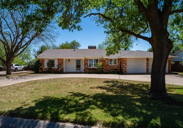 Homes for sale in Sweetwater, TX | 1902 Country Club Dr, Sweetwater, TX 79556 | MLS# 21240201