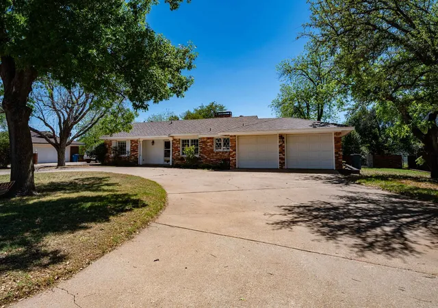 Homes for sale in Sweetwater, TX | 1902 Country Club Dr, Sweetwater, TX 79556 | MLS# 21240201