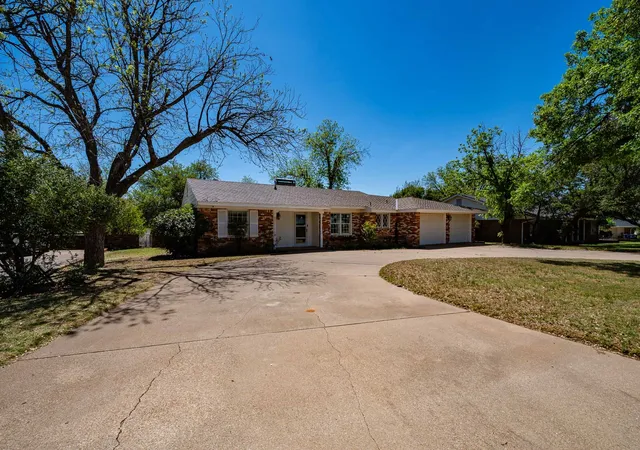 Homes for sale in Sweetwater, TX | 1902 Country Club Dr, Sweetwater, TX 79556 | MLS# 21240201