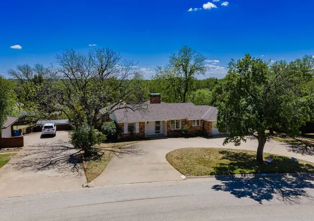 Homes for sale in Sweetwater, TX | 1902 Country Club Dr, Sweetwater, TX 79556 | MLS# 21240201