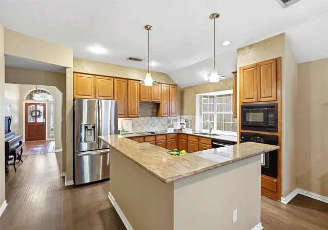 Photo 3 of Sale Pending at 2638 Hidden Ridge Dr, Arlington, TX 76006 | MLS# 21240489 | Listing updated on 2026-08-19