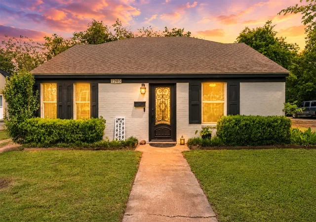 Photo 1 of Single family home for sale at 1205 N 17th St, Waco, TX 76707 | MLS# 21240111 | Listing updated on 2026-08-31