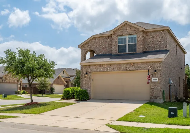 Homes for sale in Aubrey, TX | 8928 Deadwood Ln, Aubrey, TX 76227 | MLS# 21240827