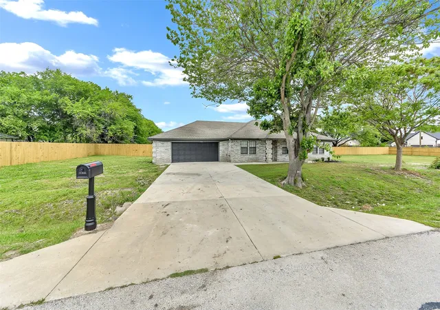 3rd image of 5924 Angus Dr, Fort Worth, TX 76179 | MLS# 21240810