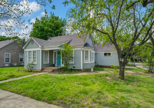 Homes for sale in Mineral Wells, TX | 1715 N Oak Ave, Mineral Wells, TX 76067 | MLS# 21240883