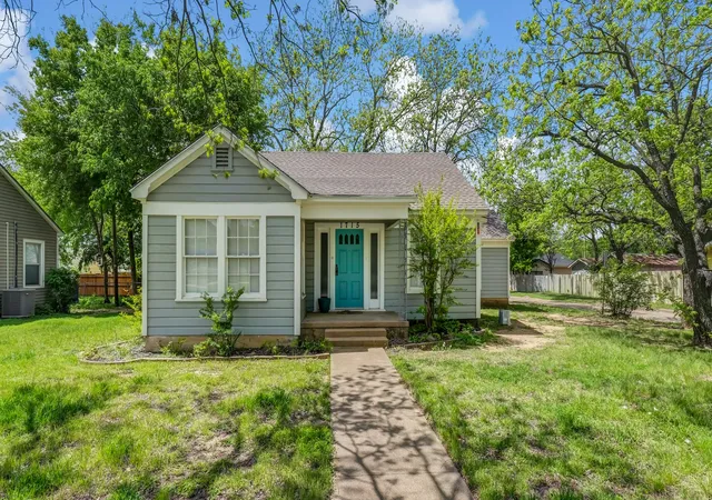 Homes for sale in Mineral Wells, TX | 1715 N Oak Ave, Mineral Wells, TX 76067 | MLS# 21240883