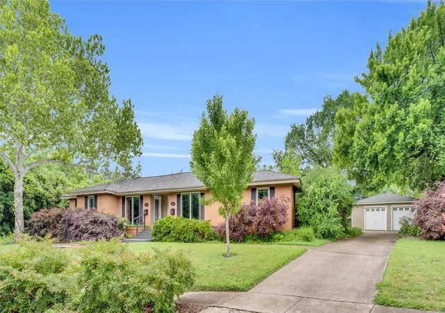 Photo 1 of Single family home for sale at 9528 Ash Creek Dr, Dallas, TX 75228 | MLS# 21229227 | Listing updated on 2026-09-25