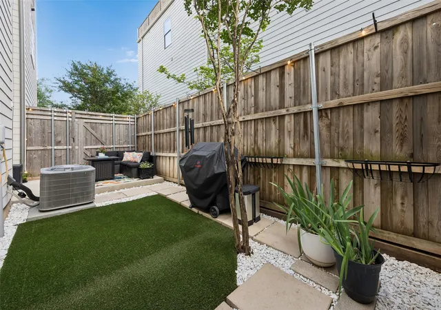 2nd image of 2715 Kimsey Dr, Dallas, TX 75235
