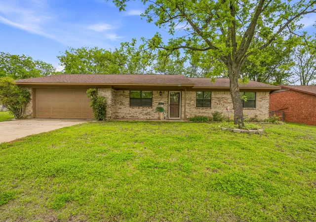 Photo 1 of Single family home for sale at 200 E Plum Ave, De Leon, TX 76444 | MLS# 21241197 | Listing updated on 2026-07-18