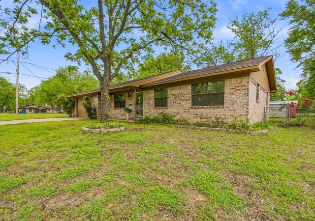Photo 2 of Single family home for sale at 200 E Plum Ave, De Leon, TX 76444 | MLS# 21241197 | Listing updated on 2026-07-18