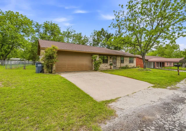 Photo 3 of Single family home for sale at 200 E Plum Ave, De Leon, TX 76444 | MLS# 21241197 | Listing updated on 2026-07-18