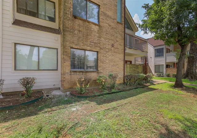 2nd image of 2312 Balsam Dr, Arlington, TX 76006