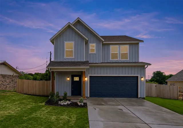 Single family home for sale at 702 Perkins Ct, Granbury, TX 76048 | MLS# 21241313