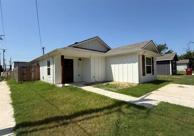 Photo 1 of Single family home for sale at 420 E 5th St, Bonham, TX 75418 | MLS# 21238712 | Listing updated on 2026-09-17