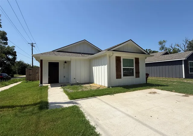 Photo 2 of Single family home for sale at 420 E 5th St, Bonham, TX 75418 | MLS# 21238712 | Listing updated on 2026-09-17