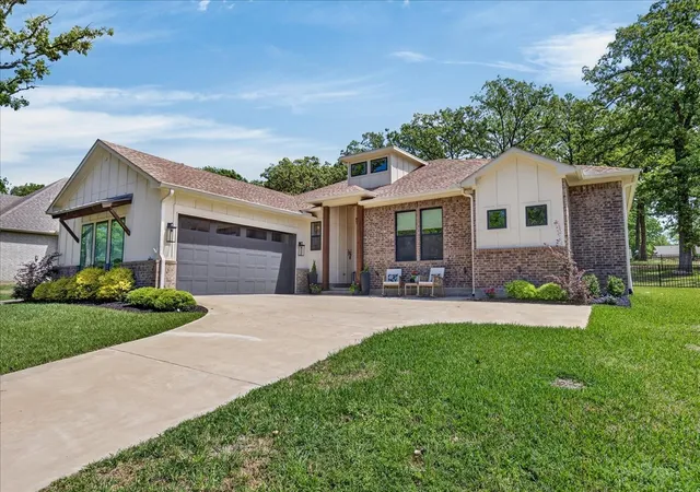 Homes for sale in Mabank, TX | 233 Hide A Way Dr, Mabank, TX 75156 | MLS# 21237091