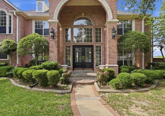 Photo 3 of Single family home for sale at 5815 Bay Club Dr, Arlington, TX 76013 | MLS# 21236221 | Listing updated on 2026-09-02