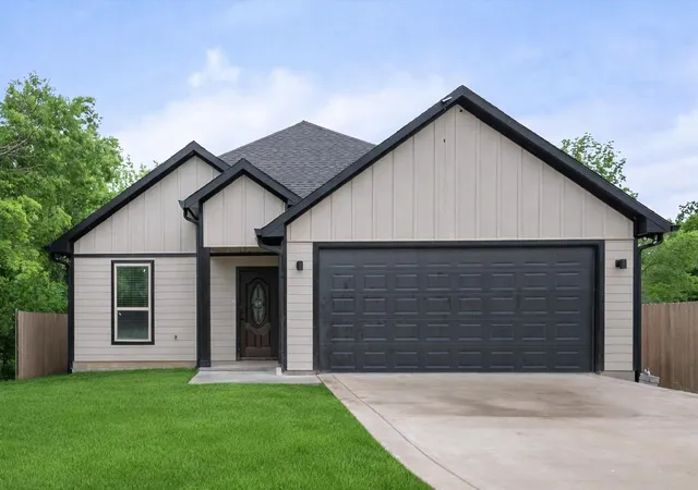 Homes for sale in Corsicana, TX | 313 E 13th E 13th, Corsicana, TX 75110 | MLS# 21241580