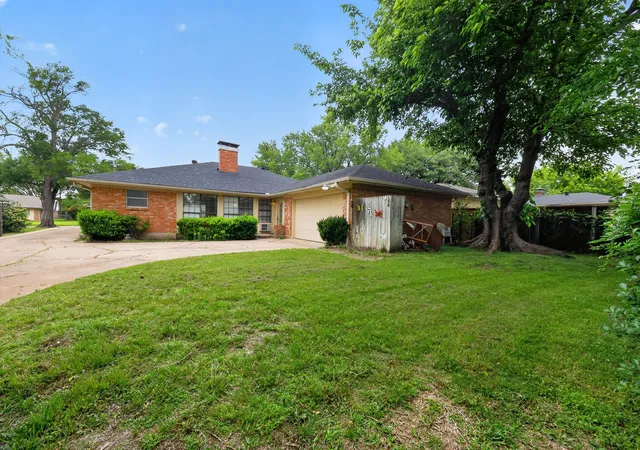 Photo 2 of Single family home for sale at 1616 W Shields Dr, Sherman, TX 75092 | MLS# 21127135 | Listing updated on 2026-10-01