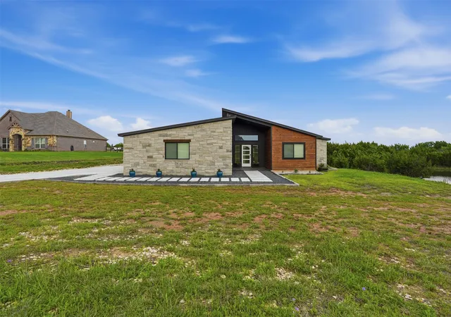 Homes for sale in Granbury, TX | 238 Martin Dr, Granbury, TX 76049 | MLS# 21159705