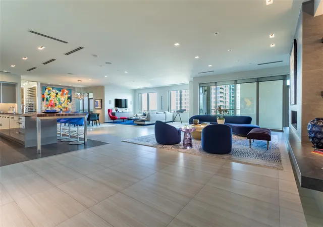 Listing Photo 3 - Condo for sale in Stoneleigh Residences located at 2300 Wolf St, Dallas, TX 75201 - Unit #18A