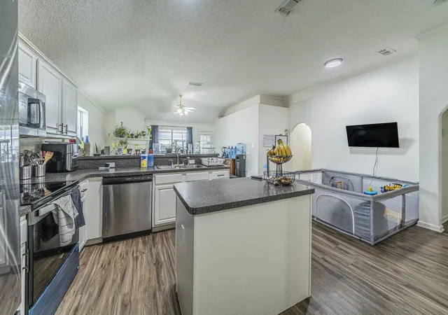 Photo 4 of Single family home for sale at 7404 Grass Valley Trl, Fort Worth, TX 76123 | MLS# 21237608 | Listing updated on 2026-08-26