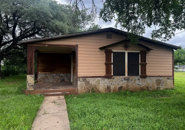 2nd image of 319 Ridgecrest Ct, Azle, TX 76020 | MLS# 21241945