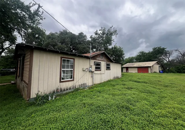 3rd image of 319 Ridgecrest Ct, Azle, TX 76020 | MLS# 21241945
