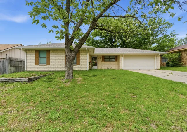 Homes for sale in Stephenville, TX | 209 Moonlight Trl, Stephenville, TX 76401 | MLS# 21241635